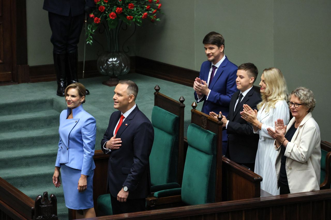 <p>Карол Навроцки положи клетва като президент на Полша, но началото на мандата му е белязано от поредица от скандали &ndash; от съмнения в имотни измами и ползване на държавни ресурси за лични цели, до обвинения в сводничество и връзки с подземния свят</p>