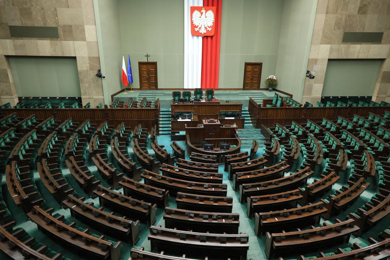 <p>Карол Навроцки положи клетва като президент на Полша, но началото на мандата му е белязано от поредица от скандали &ndash; от съмнения в имотни измами и ползване на държавни ресурси за лични цели, до обвинения в сводничество и връзки с подземния свят</p>