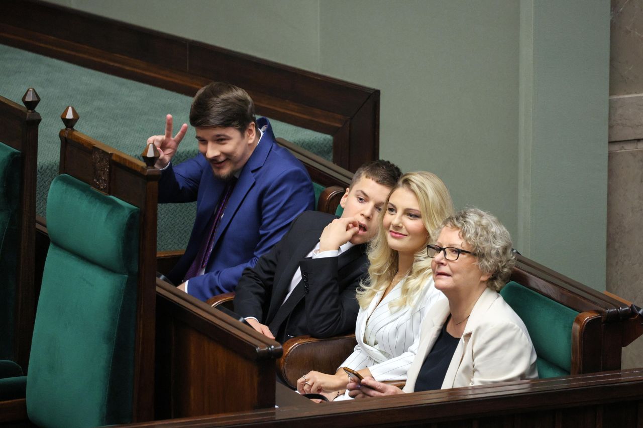 <p>Карол Навроцки положи клетва като президент на Полша, но началото на мандата му е белязано от поредица от скандали &ndash; от съмнения в имотни измами и ползване на държавни ресурси за лични цели, до обвинения в сводничество и връзки с подземния свят</p>