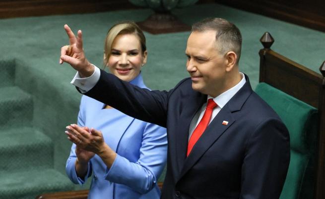 Карол Навроцки положи клетва: Сянката на скандалите над новия президент на Полша