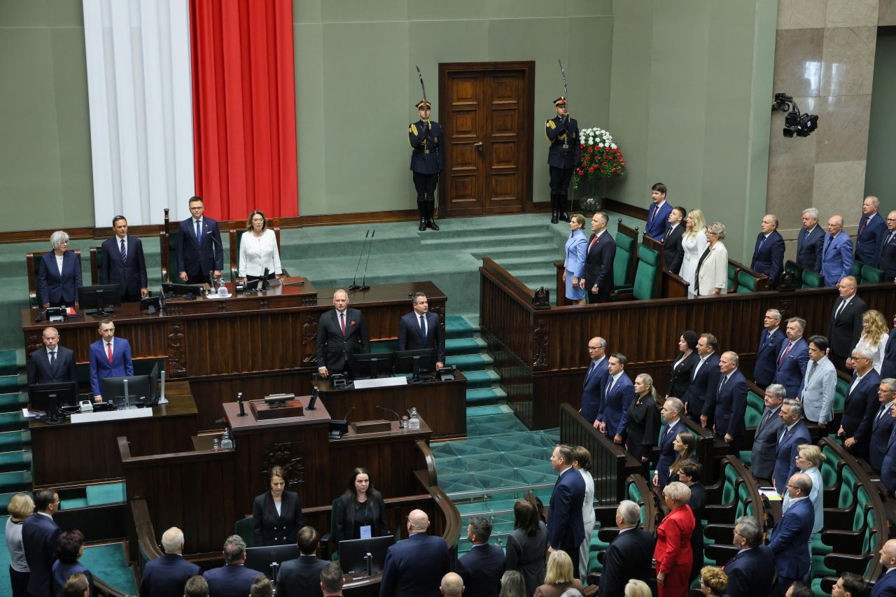 <p>Карол Навроцки положи клетва като президент на Полша, но началото на мандата му е белязано от поредица от скандали &ndash; от съмнения в имотни измами и ползване на държавни ресурси за лични цели, до обвинения в сводничество и връзки с подземния свят</p>