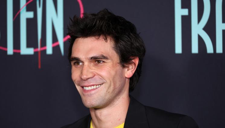 кей джей апа - Кей Джей Апа скача в костюма на Джими Стюарт