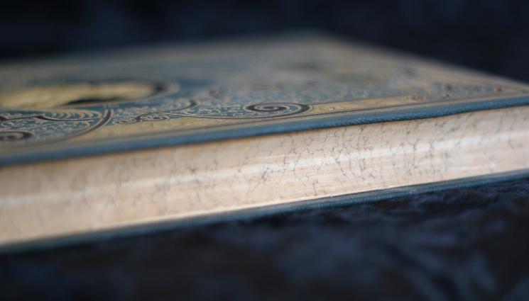 книга търг - Предлагат на търг рядко първо издание на