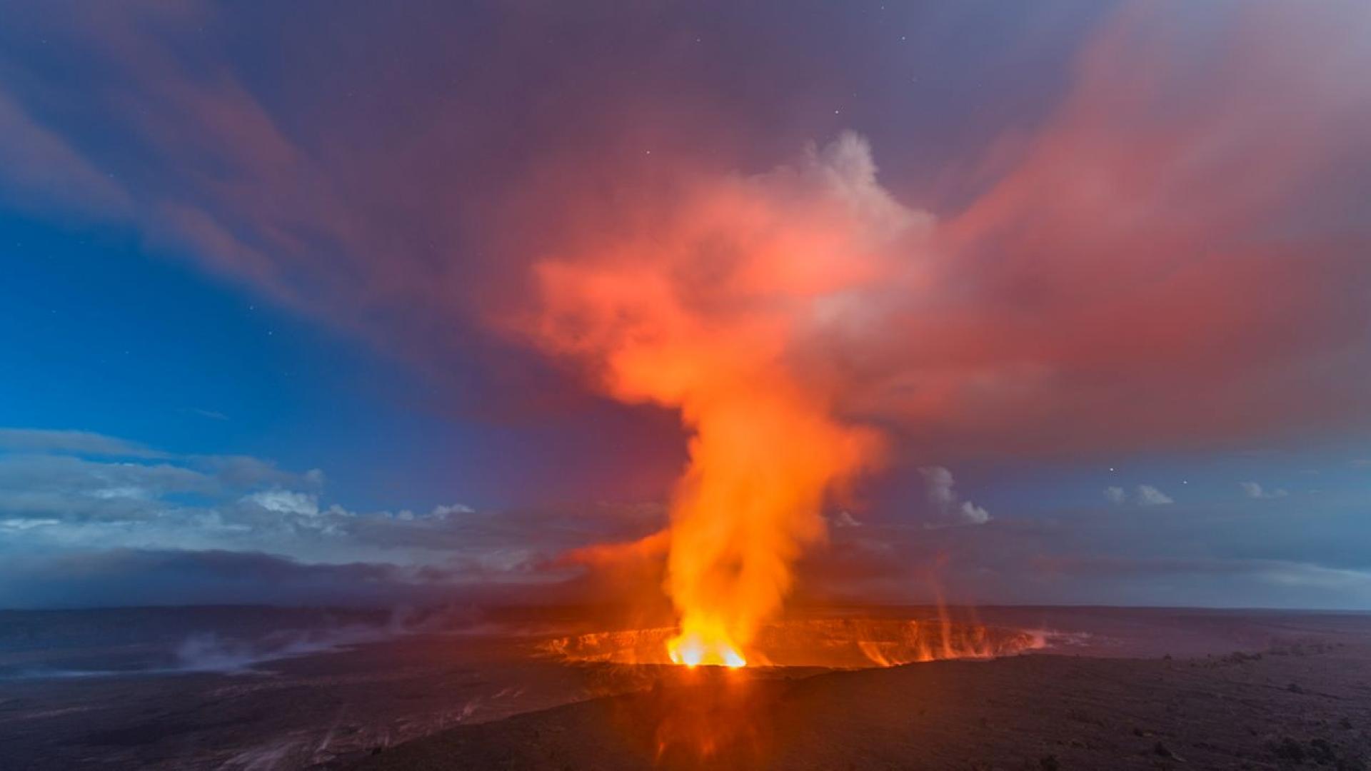 Вулканът Килауеа на Хавайските острови изригна тази нощ изстрелвайки във