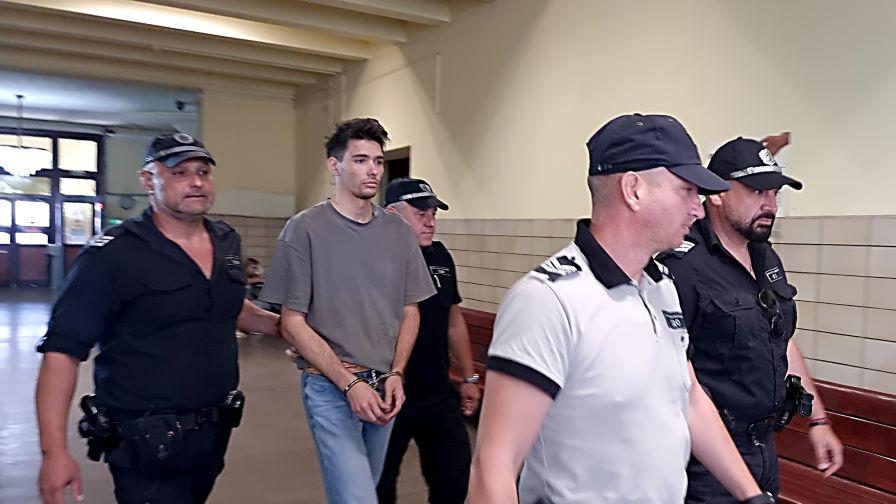 Оставиха в ареста чужденеца, заловен да превозва мигранти в Ямбол