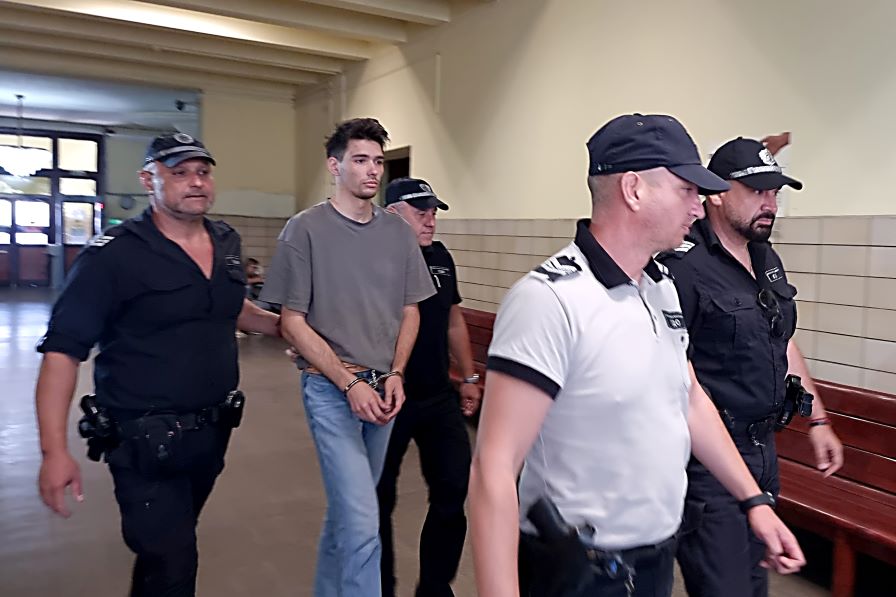 Оставиха в ареста чужденеца, заловен да превозва мигранти в Ямбол