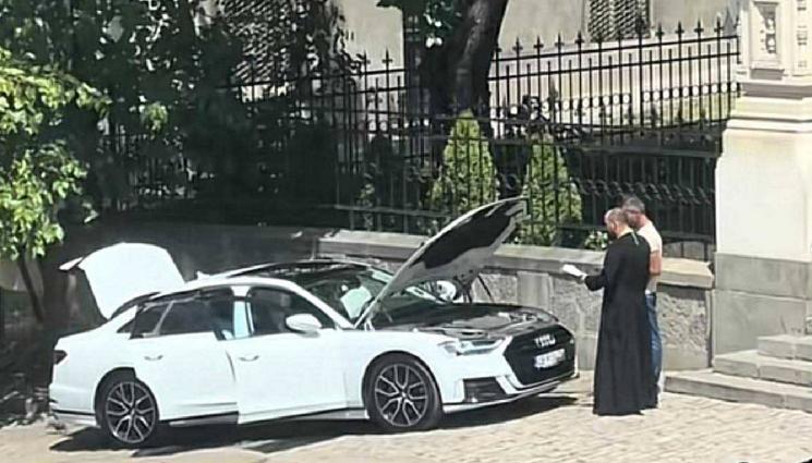 s - Освещават колата за стотачка, подаряват ѝ икона (ВИДЕО)