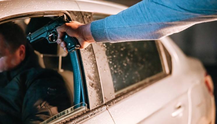 d - ПО БЪЛГАРСКИ: Мъж и жена с леки присъди за гонка с полицията, стрелба и наркотици