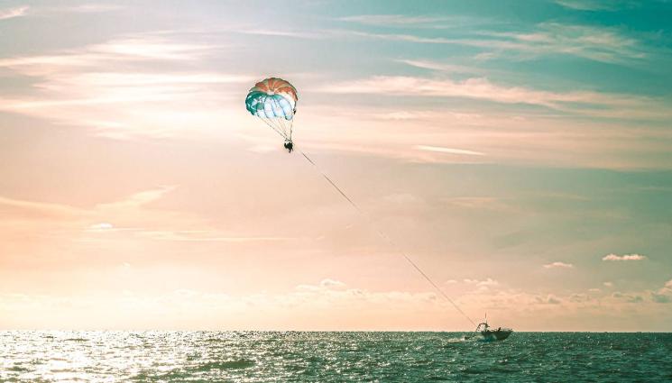 парашут - ДА ТЕ НАТИСНАТ В ОБЛАЦИТЕ: Насилиха туристка във въздуха! (ВИДЕО)