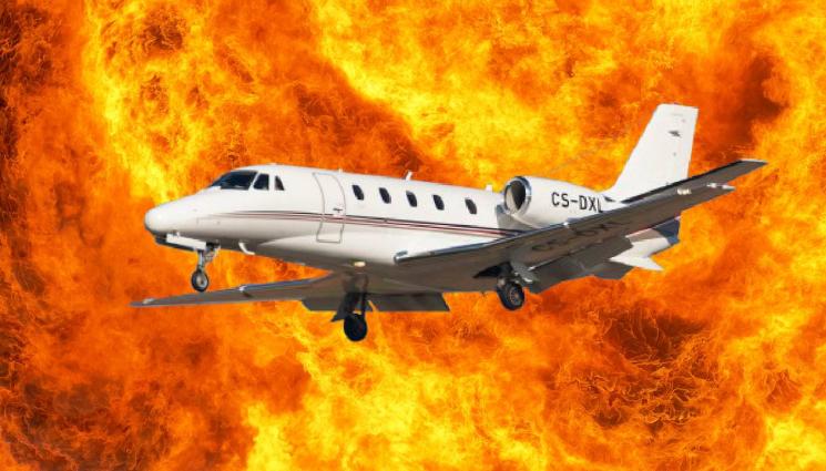 д - ПАНИКА В НЕБЕТЕ: Двигател на Боинг пламна секунди след излитане!