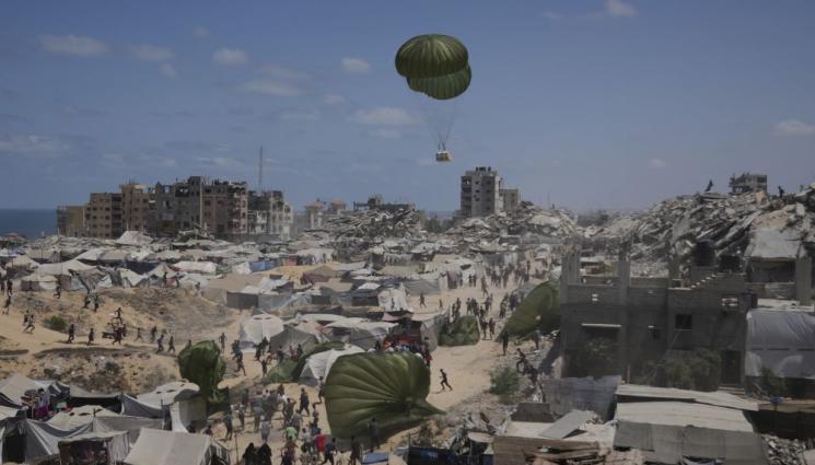 Палестинци бързат да вземат вчера хуманитарни помощи по въздух - Израел одобри план за превземане на Газа!