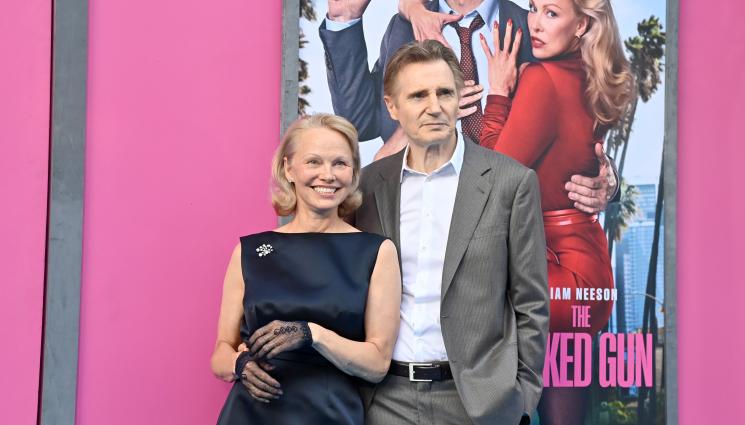 Памела Андерсън Лиъм Нийсън - В новата версия на „Голо оръжие“: Лиъм и Памела станаха двойка на снимките!