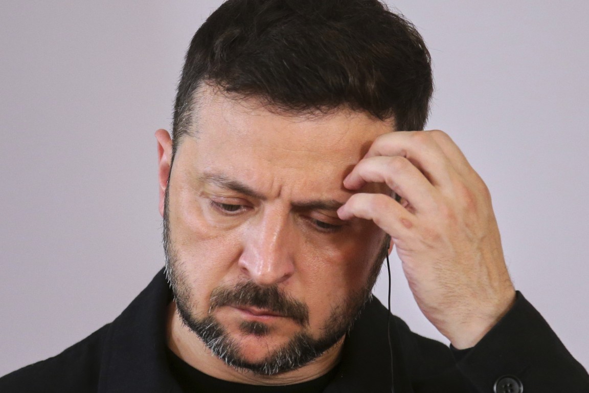 Какво става, рейтингът на Зеленски рязко пада
