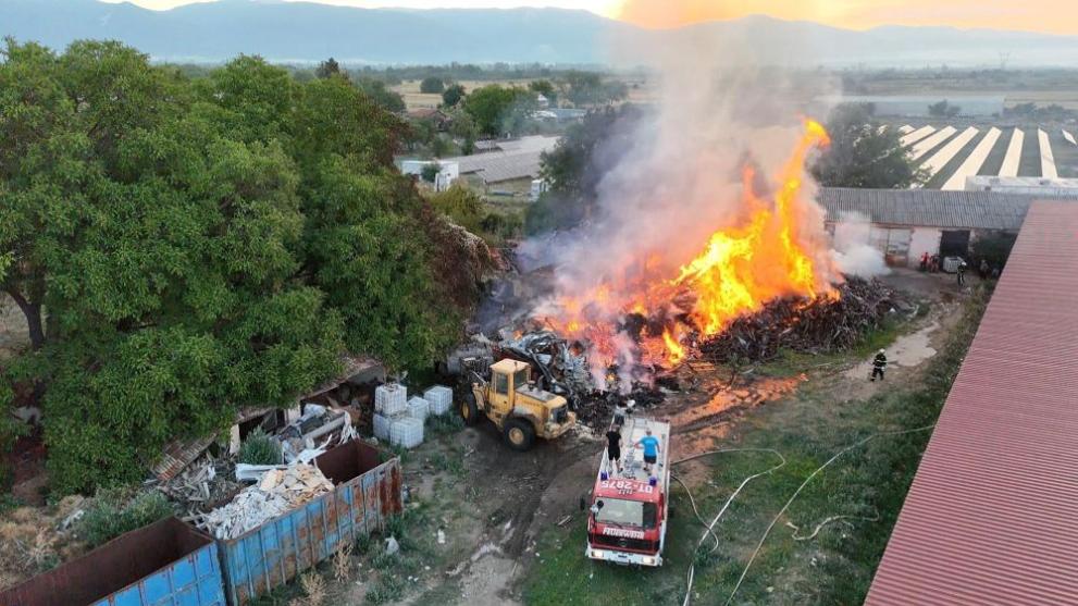 Пламъци обхванаха двора на фабриката за преработка на дървесина в