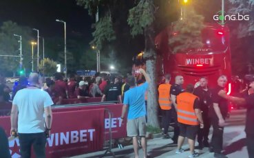 Напрежение пред Националния стадион! Бесни фенове на ЦСКА отказаха да пуснат автобуса с играчите (видео)