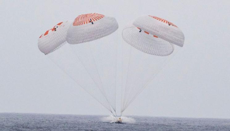 spaceX - СЛЕД ПЕТ МЕСЕЦА В КОСМОСА: Астронавти се завърнаха на Земята с капсула на SpaceX