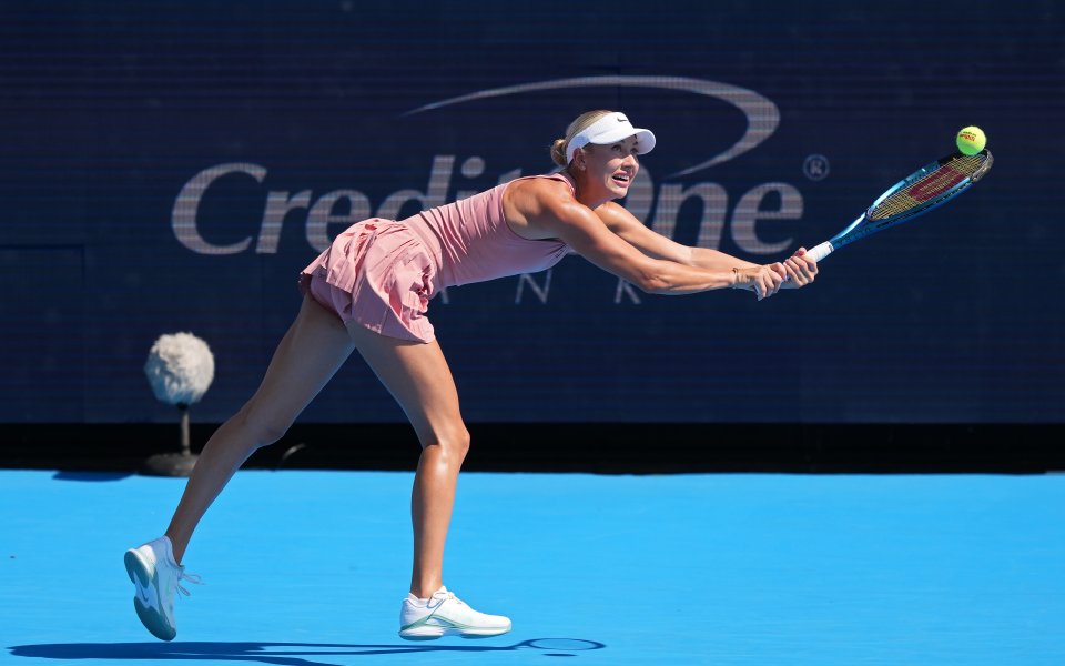 Гореща руска тенисистка забрави сутиена и побърка феновете