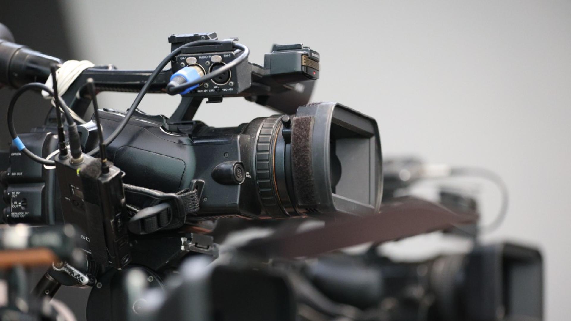 Израелски активисти нахлуха снощи в излъчвано на живо телевизионно предаване