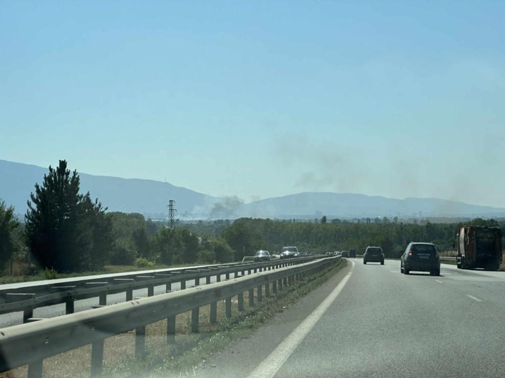 Огромен пожар избухна преди минути в София. На място вече има