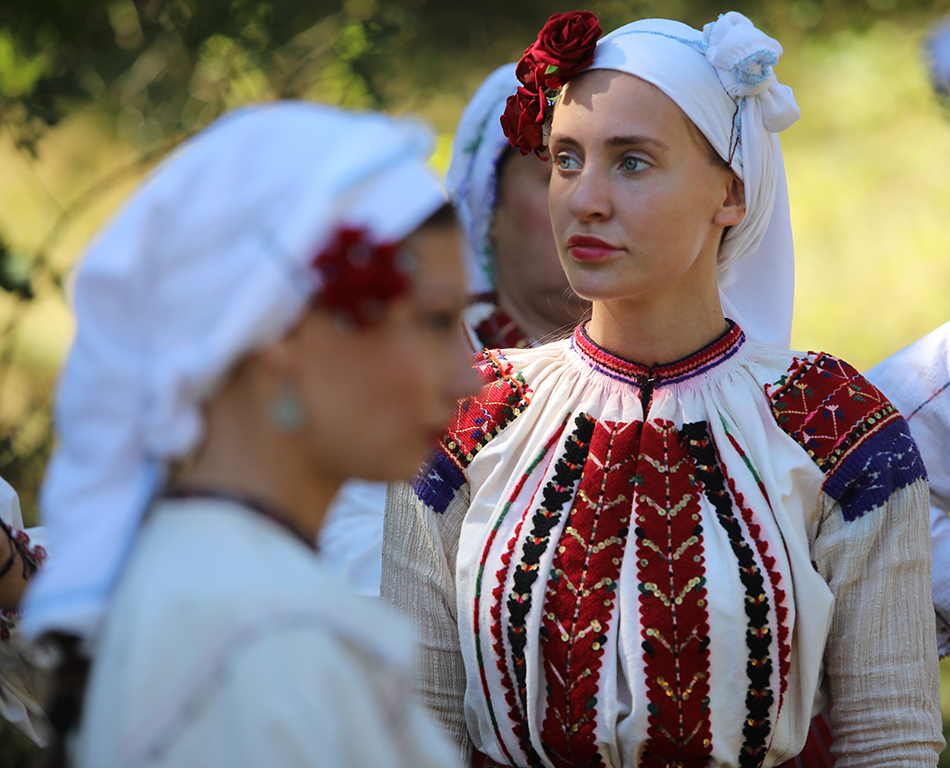 <p>Националният събор на българското народно творчество е събор на народното творчество, провеждан през 5 години в местността &bdquo;Войводенец&ldquo; край Копривщица от 1965 година насам. Той е насочен към представянето на автентичен български фолклор (народни песни, танци и обичаи, включително лечебни практики), провежда се без участието на професионални изпълнители и е централното и най-значимо събитие в системата на съборите на народното творчество в България. Съборът в Копривщица е вписан в Световното културно наследство на ЮНЕСКО</p>