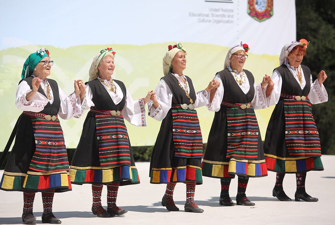 <p>Националният събор на българското народно творчество е събор на народното творчество, провеждан през 5 години в местността &bdquo;Войводенец&ldquo; край Копривщица от 1965 година насам. Той е насочен към представянето на автентичен български фолклор (народни песни, танци и обичаи, включително лечебни практики), провежда се без участието на професионални изпълнители и е централното и най-значимо събитие в системата на съборите на народното творчество в България. Съборът в Копривщица е вписан в Световното културно наследство на ЮНЕСКО</p>
