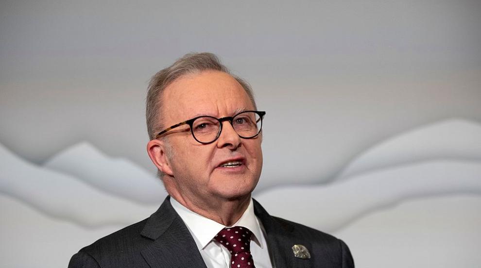 Антъни Албанезе: Мъжът, обезвредил един от нападателите на плажа Бондай, е национален герой