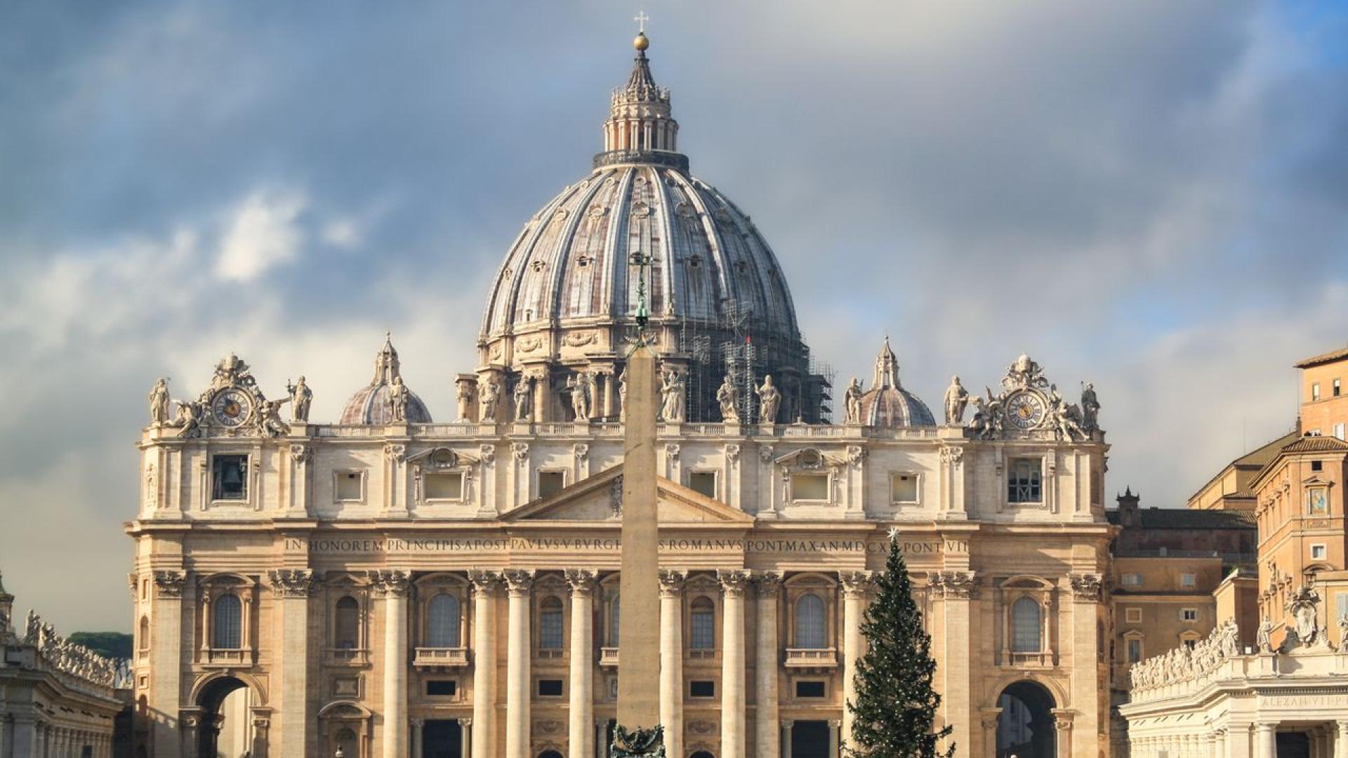 Ватиканът е изправен пред обвинения че използва скелетен ключ за