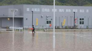 Японските власти призоваха днес няколко милиона души да се евакуират