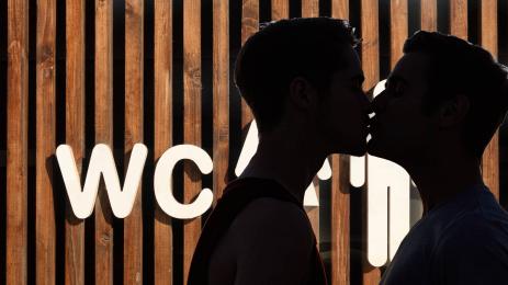 мъже целуват тоалетна