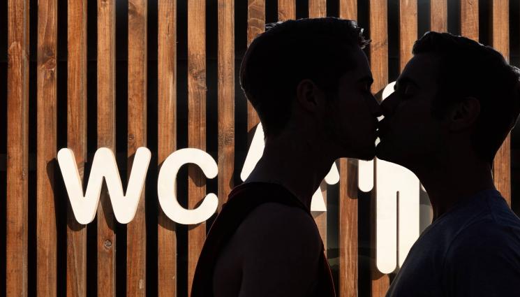 мъже целуват тоалетна - БОЛЕЗНЕНА ЦЕЛУВКА: 80 удара с пръчки за романтика в тоалетна!