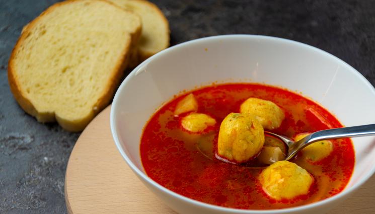рецепти - Две лесни рецепти за неустоими доматени супи! С топчета, но от сирене или от печен зарзават