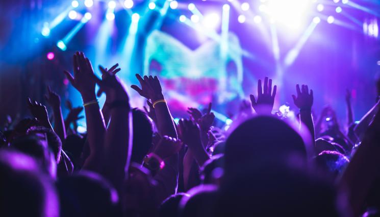 дискотека - ПОТРЕСАВАЩО: Измъкнаха полуголо момиче от дискотека в нетрезво състояние! (СНИМКИ)