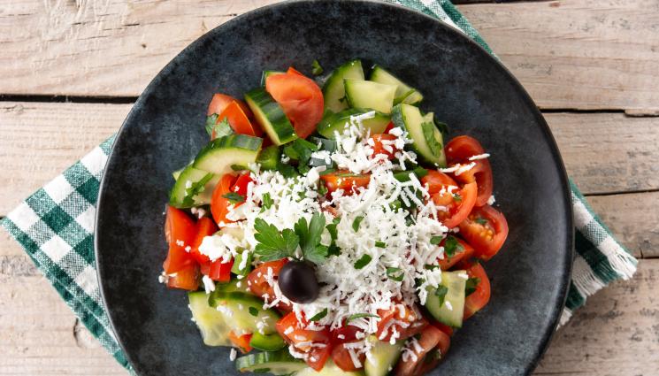 шопска салата - ДА НАПРАВИМ... традиционни шопски специалитети- салата или сирене в домат