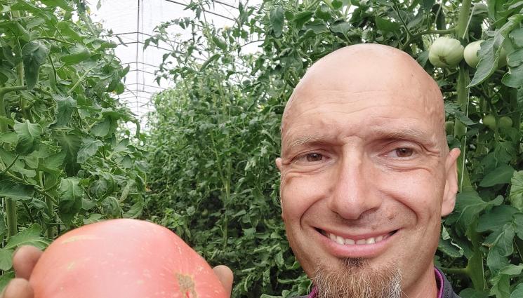 Георги Маджаров - Агро Телеграф: Биофермерът Георги Маджаров: Водорасли пазят домата от болести