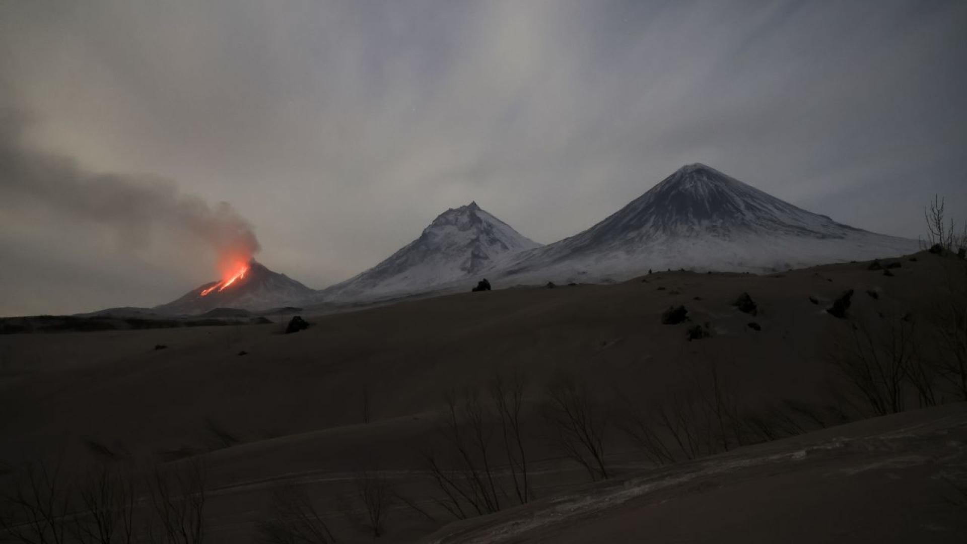 Изхвърляне на пепел на височина до 10 километра от вулкана