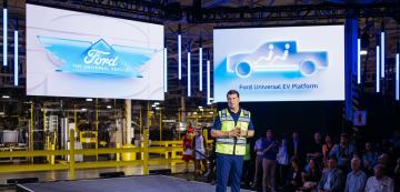 <p>Джим Фарли представя новата революция на Ford</p>