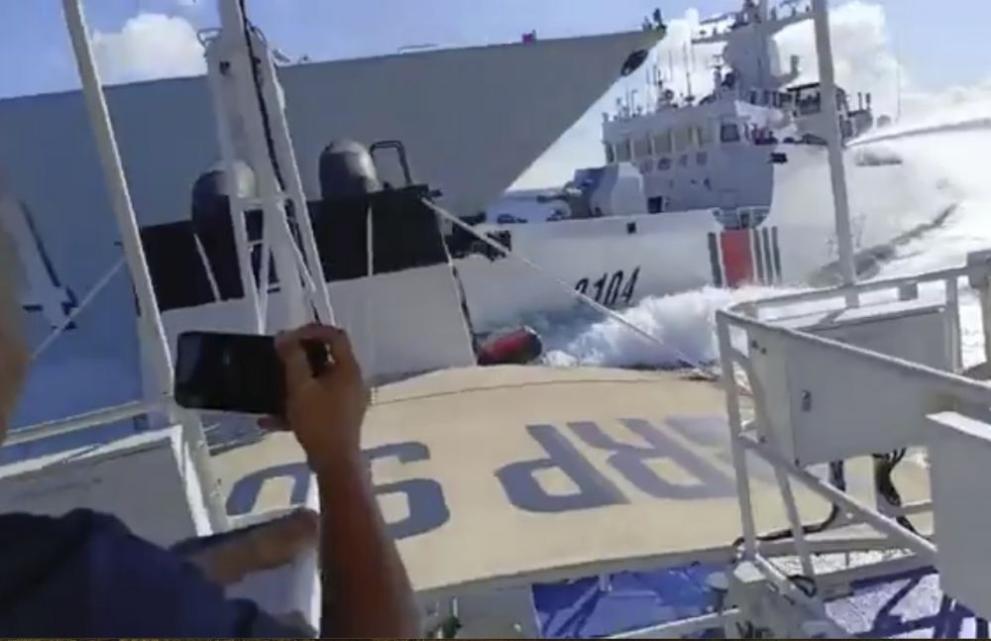 Китайски военен кораб се сблъска с плавателен съд на китайската