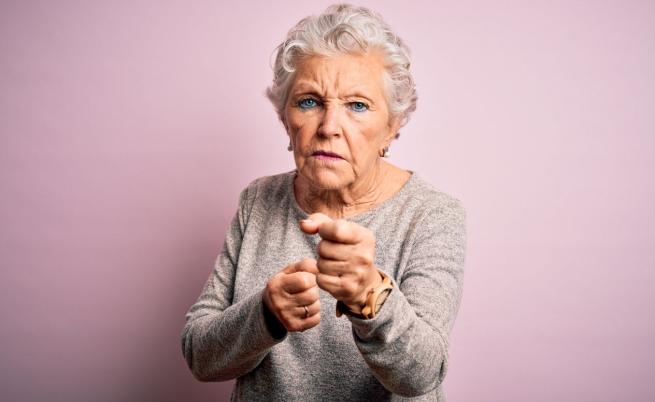 Възрастни жени се сбиха за последната кутия цигари (ВИДЕО)