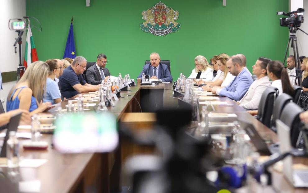 Туризмът, заедно с транспорта, е секторът, който ще има най-видимите