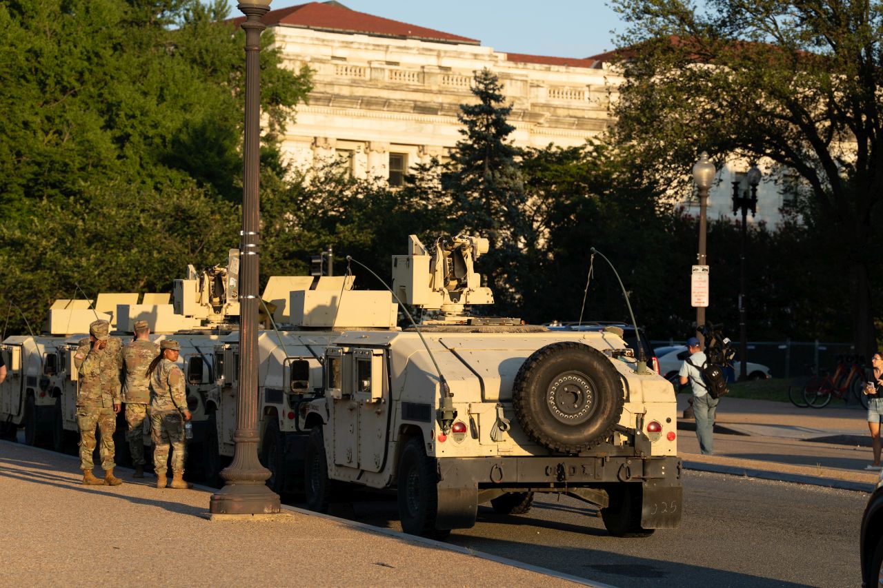 Войски от Националната гвардия на САЩ започнаха да се появяват по улиците на Вашингтон, ден след като президентът Доналд Тръмп разположи войските в града и пое контрола над полицейските сили