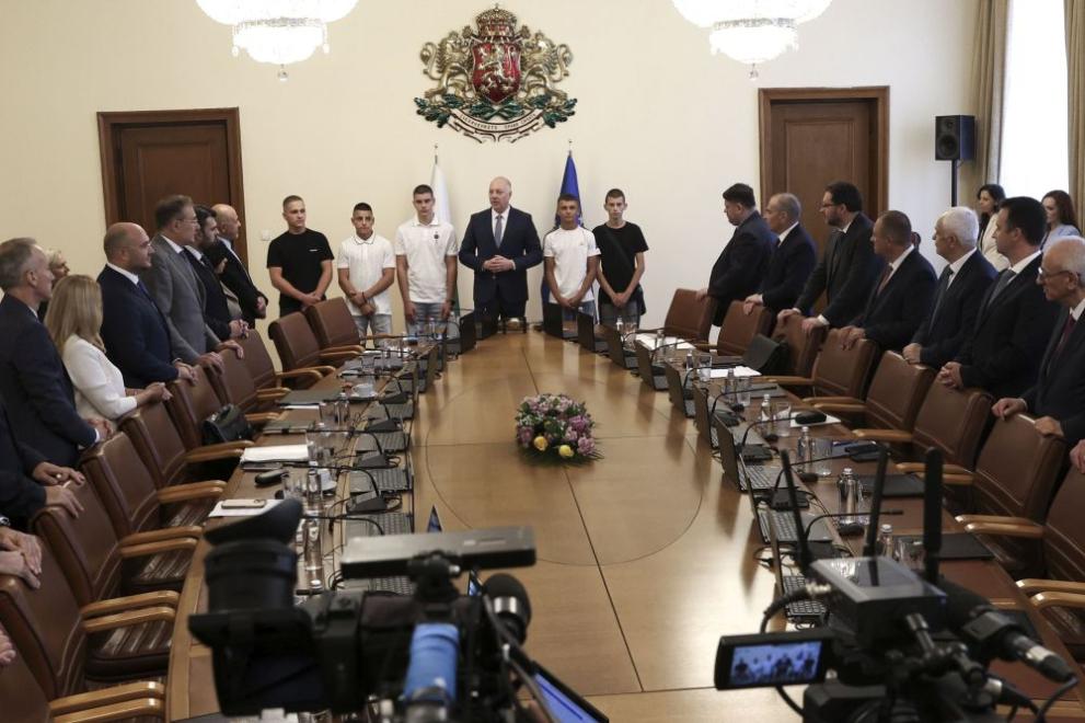 Младежи, притекли се на помощ в борбата с пожара в Сунгурларе, бяха