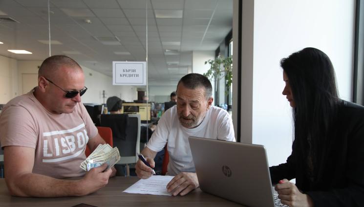 кредити - КРАЙ С КАПАНИТЕ: Забраняват пробутването на заеми