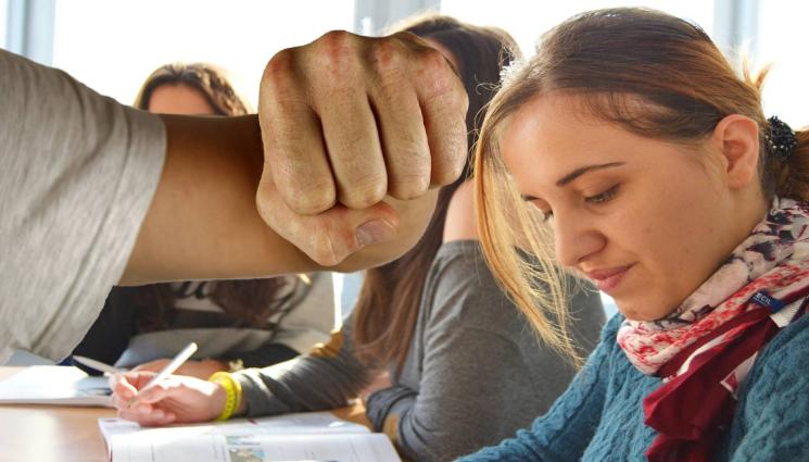 юмрук - МУТРЕНСКО: Притискат директор на училище да се откаже от спечеления конкурс! (СНИМКИ+ВИДЕО)