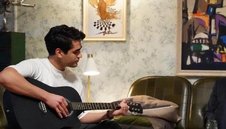Мерт Рамазан Демир - ТУРСКИ СЕРИАЛИ: Мерт Рамазан Демир се съсредоточава с китарата...