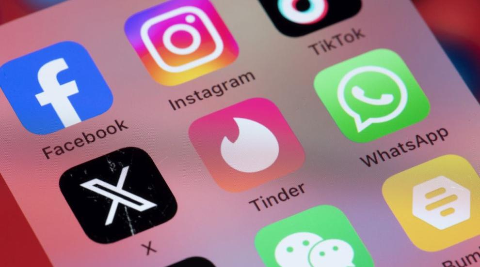 Двойките, които се запознават онлайн, имат по-нещастни бракове