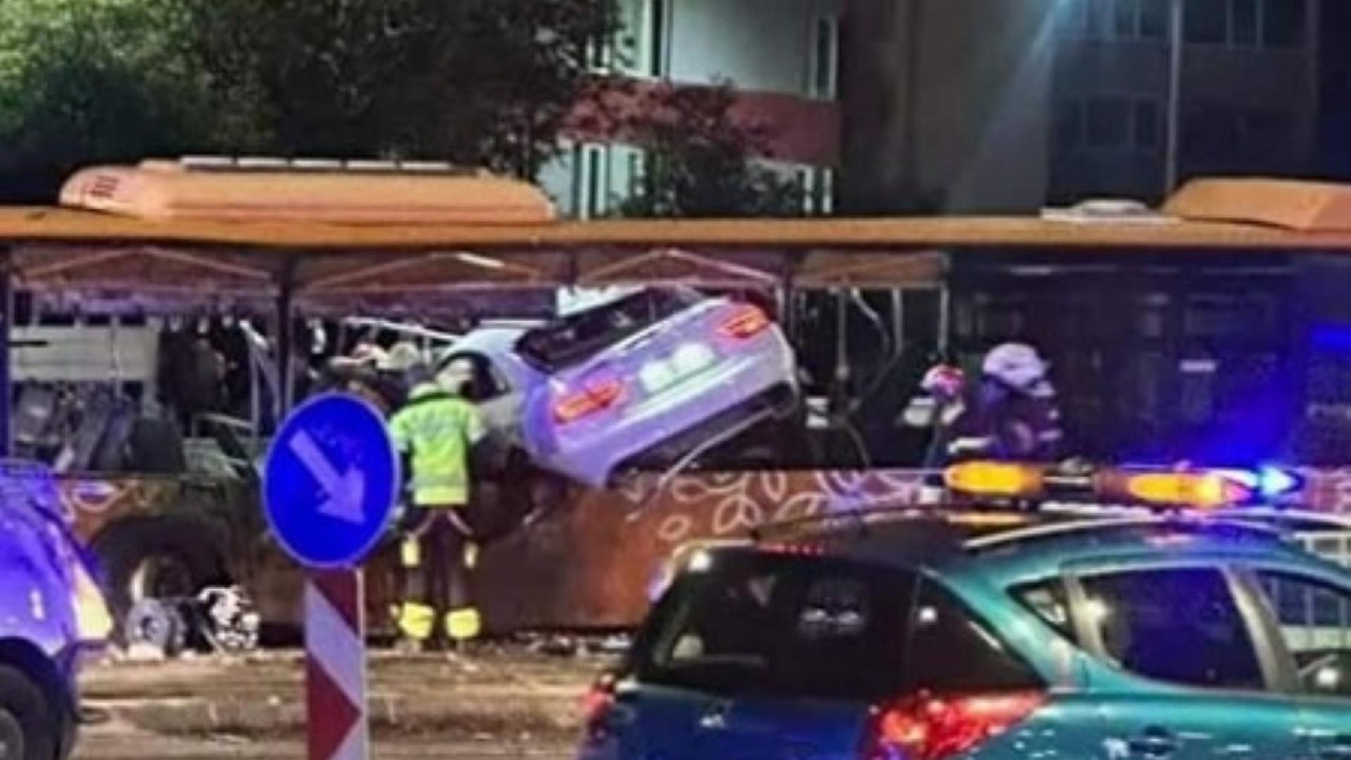 Шофьорът врязал се смъртоносно в автобус на градския транспорт в