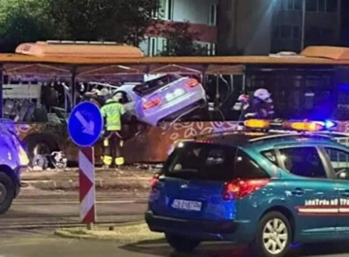 Кола се вряза в автобус на градския транспорт в столицата
