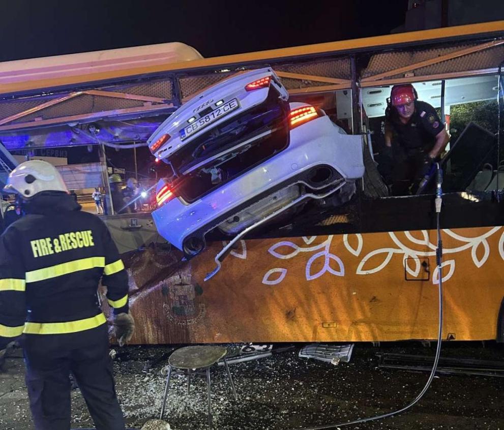 Трима души са с опасност за живота, а един е