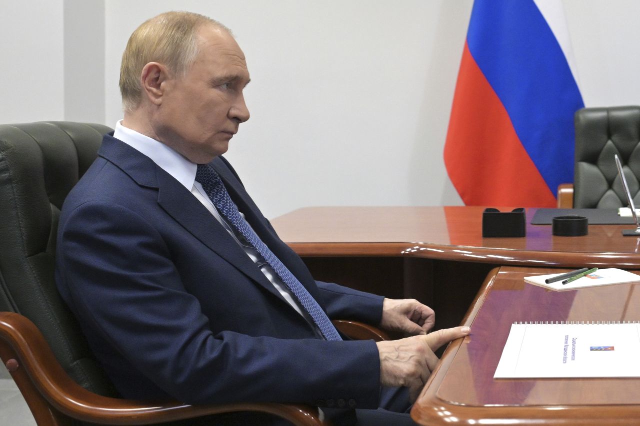 <p>Полетът на самолетите и червеният килим поставиха сцената за срещата между Владимир Путин и Доналд Тръмп в Анкъридж, Аляска. Лидерите си размениха топло ръкостискане пред символичния надпис &quot;ALASKA 2025&quot;. Първата им лична среща от 2019 г. се проведе във формат 3 на 3 с ключови дипломати, а изборът на Аляска подчерта геополитическото напрежение около едно от най-значимите международни събития напоследък.</p>