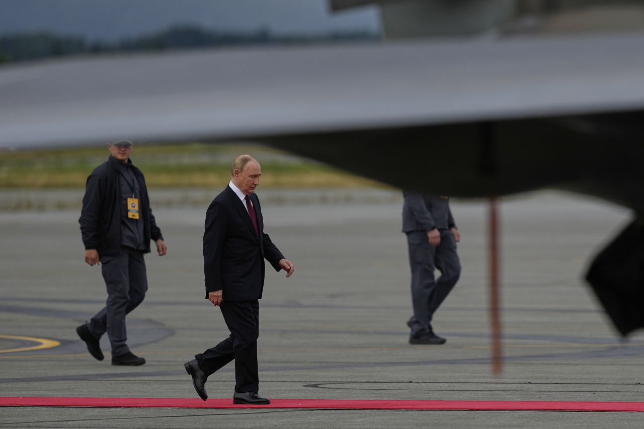 <p>Полетът на самолетите и червеният килим поставиха сцената за срещата между Владимир Путин и Доналд Тръмп в Анкъридж, Аляска. Лидерите си размениха топло ръкостискане пред символичния надпис &quot;ALASKA 2025&quot;. Първата им лична среща от 2019 г. се проведе във формат 3 на 3 с ключови дипломати, а изборът на Аляска подчерта геополитическото напрежение около едно от най-значимите международни събития напоследък.</p>